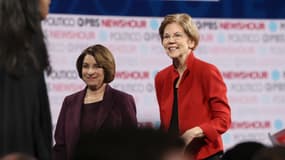 Elizabeth Warren et Amy Klobuchar sur scène après un débat de la primaire démocrate en vue de l'élection présidentielle américaine, le 19 décembre 2019