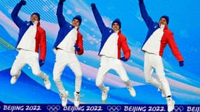 La joie des biathlètes français Fabien Claude, Emilien Jacquelin, Simon Desthieux et Quentin Fillon Maillet, avant de recevoir leurs médailles d'argent du relais, lors de la cérémonie protocolaire aux Jeux olympiques de Pékin, le 16 février 2022 à Zhangjiakou