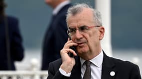 Le gouverneur de la Banque de France François Villeroy de Galhau donne un coup de fil en marge de la réunion des ministres des Finances du G7 à Stresa, le 24 mai 2024.