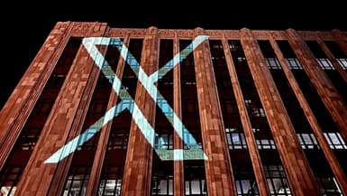 Un "X" projeté sur la façade du siège de Twitter à San Francisco pour célébrer le changement de nom du réseau social le 24 juillet 2023.