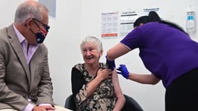 Le Premier ministre australien Scott Morrison (à gauche) regarde Jane Malysiak, 84 ans, devenir la première personne du pays à recevoir une dose du vaccin Pfizer/BioNTech Covid-19 au Castle Hill Medical Center de Sydney, le 21 février 2021.