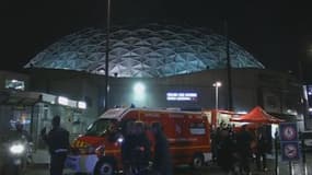 Les pompiers interviennent après une explosion dans le Palais des Sports de Paris, le 8 novembre 2013