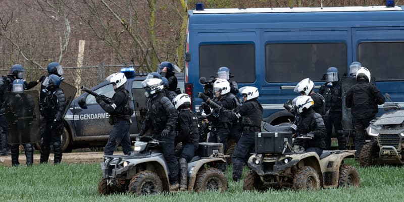Des gendarmes lors d'une manifestation à Sainte-Soline en mars 2023.