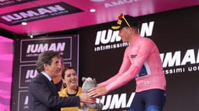 Mads Pedersen avec le maillot rose du Giro, le 9 mai 2025