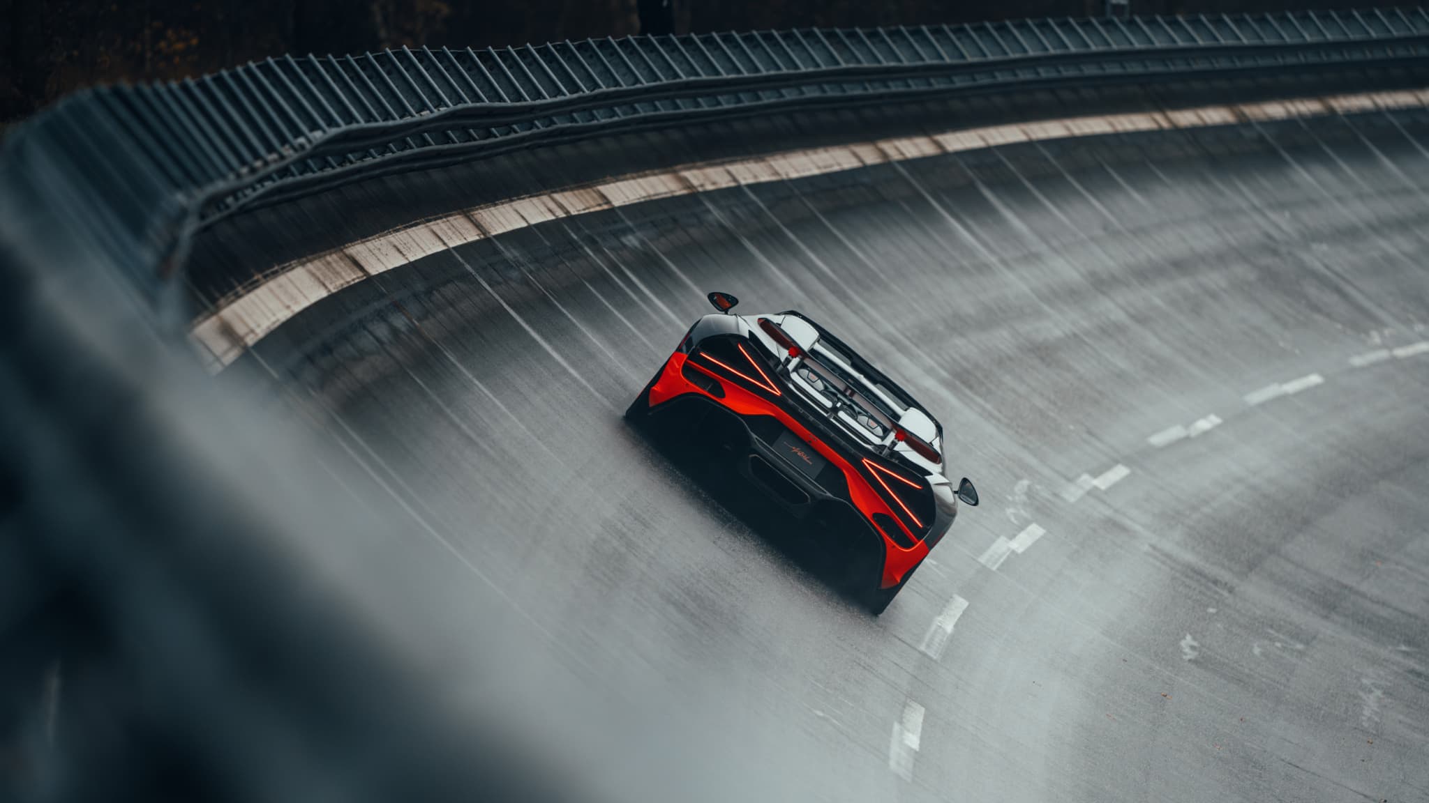 Bugatti annonce avoir établi un nouveau record du monde de vitesse avec son dernier cabriolet. Cet exemplaire unique de la Mistral a approché les 454km/h sur circuit le 9 novembre 2024.