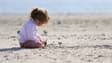 Une enfant jouant sur une plage (photo d'illustration).