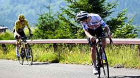 Tadej Pogacar devant Jonas Vingegaard dans le Puy de Dôme. 