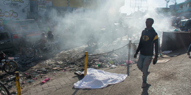 Un homme marche dans les rues de Pétion-Ville, en Haïti, le 18 mars 2024