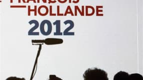 La victoire à l'élection présidentielle en France est "à portée de main" pour le candidat socialiste François Hollande, a déclaré lundi son directeur de campagne, Pierre Moscovici. /Photo prise le 22 avril 2012/REUTERS/Régis Duvignau