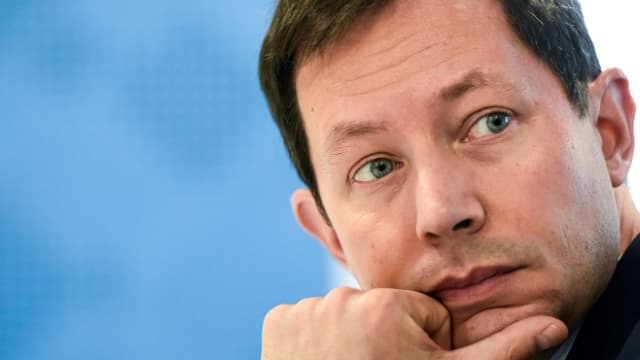 La tête de liste LR François-Xavier Bellamy aux européennes rencontre des pêcheurs aux Sables d'Olonne, le 5 février 2024