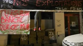La permanence de Boris Vallaud emmuré par les Jeunes agriculteurs des Landes