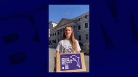 Olivia Mandle, 16 ans, devant le Parlement espagnol, réclamant l'interdiction des delphinariums dans le pays