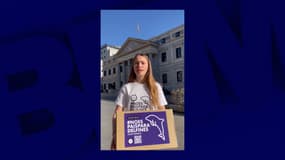 Olivia Mandle, 16 ans, devant le Parlement espagnol, réclamant l'interdiction des delphinariums dans le pays