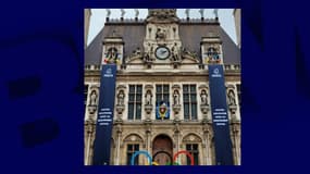 Des banderoles de soutien ont été installées sur l'Hôtel de Ville, la mairie du 13e arrondissement et celle du 10e. 