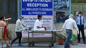 Un homme sous oxygène est transféré vers un service pour patients atteints du Covid-19 après son admission dans un hôpital de New Delhi, le 29 avril 2021 en Inde