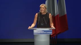 Marine Le Pen pendant son discours de rentrée, le 16 septembre 2018 à Fréjus (Var)