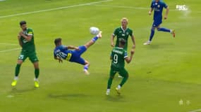 Football : Le ciseau incroyable au milieu de 3 défenseurs