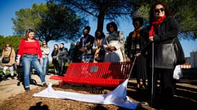 Des bancs rouges ont été installés à Marseille pour rendre hommage aux victimes de féminicides.