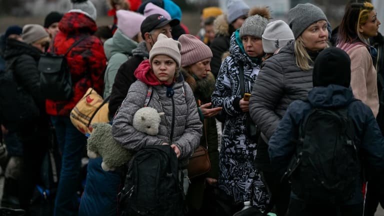 Des réfugiés attendent des cars du côté polonais de la frontière avec l'Ukraine, à Medyka,  le 6 mars 2022