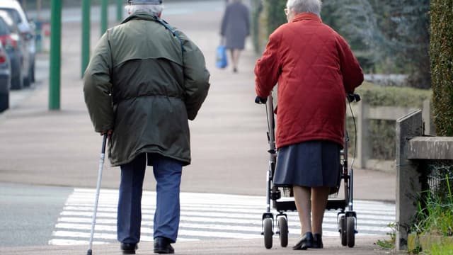 Un couple de personnes âgées.