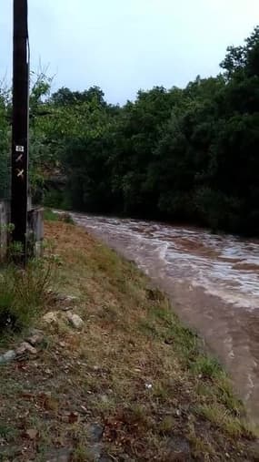En Ardèche, une route de campagne se transforme en rivière - Témoins BFMTV