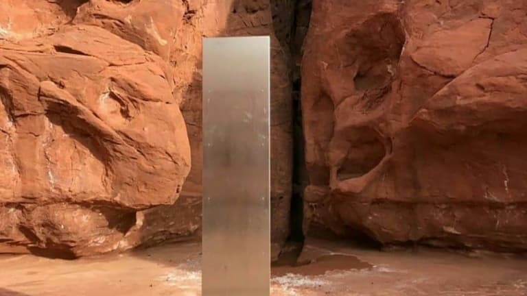 Image vidéo diffusée le 24 novembre 2020 par le département de sécurité publique de l'Utah montrant un mystérieux monolithe découvert le 18 novembre 2020 dans un désert de cet Etat de l'ouest américain