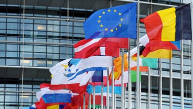 Des drapeaux européens devant le Parlement.
