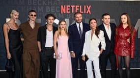 La famille Beckham (de gauche à droite: Mia Regan, Romeo Beckham, Cruz Beckham, Harper Beckham, David Beckham, Victoria Beckham, Brooklyn Peltz Beckham et Nicola Peltz Beckham) lors d'une avant-première à Londres, le 3 octobre 2023.