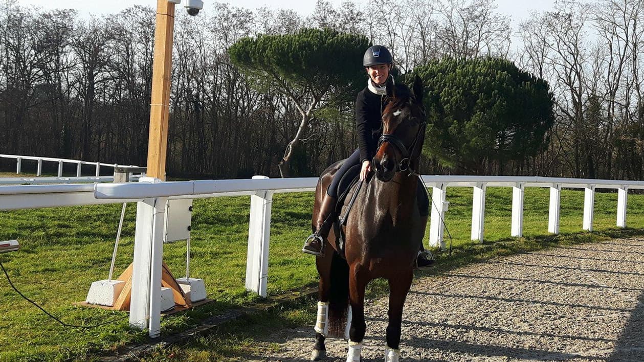 La caméra est fixée sur un mât et installée au bord de la piste.