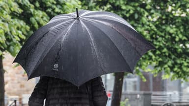 Un homme marchant avec un parapluie à Lille, dans le Nord, le 21 mai 2024