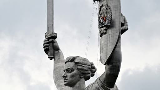 Les travaux sur la Statue de la Mère-Patrie, le 30 juillet 2023