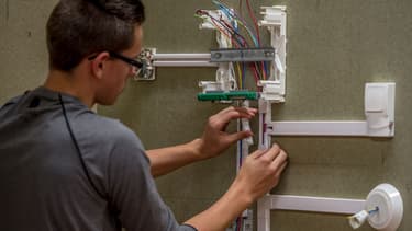 Un apprenti en élecrotechnique à Arras