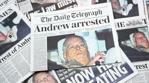 Cette illustration photographique présente plusieurs journaux britanniques, dont le Telegraph, avec une "Une" et un article consacré à Andrew Mountbatten-Windsor, le 20 février 2026 à Londres.