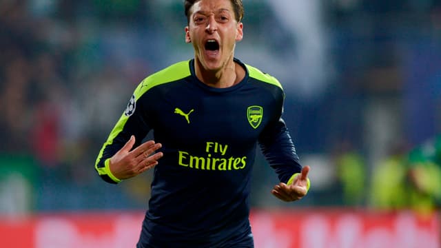 Mesut Özil ne supporte plus les critiques des anciens d'Arsenal
