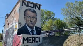 Emmanuel Macron grimé en Hitler