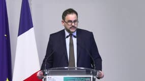 "Nous interdirons les puffs qui sont une aberration" pour la santé et l'environnement, précise Aurélien Rousseau, ministre de la Santé