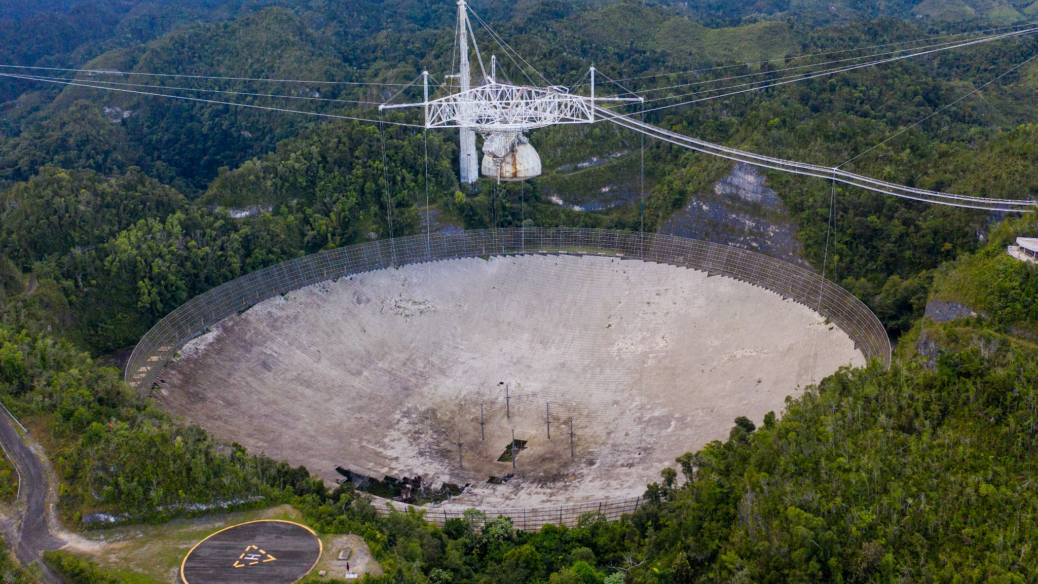 Cette vue aérienne montre l'antenne parabolique de l'Observatoire d'Arecibo à, Porto Rico, le 19 novembre 2020. Cette infrastructure a participé aux relevés des ondes gravitanionnelles. Cette vue aérienne montre l'antenne parabolique de l'Observatoire d'Arecibo à, Porto Rico, le 19 novembre 2020. Cette infrastructure a participé aux relevés des ondes gravitanionnelles.