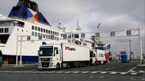 Des camions embarquant vers le Royaume-Uni au port de Calais (Pas-de-Calais) le 1er janvier 2021.