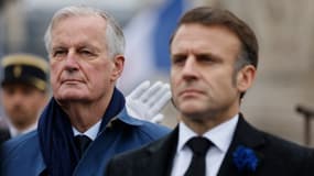 Emmanuel Macron (à droite) et le Premier ministre français Michel Barnier sont au garde-à-vous lors des commémorations marquant le 106e anniversaire de l'armistice du 11 novembre 1918, mettant fin à la Première Guerre mondiale, à Paris, le 11 novembre 2024.