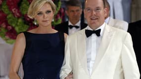 Charlène et Albert de Monaco, au gala de la Croix rouge à Monaco, le 1er août 2014.