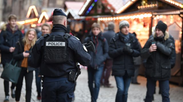Un policier sur le marché de Noël de Strasbourg, le 14 décembre, trois jours après l'attentat.