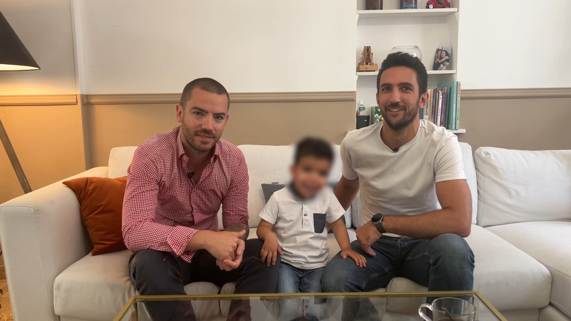 Jean-Edouard et Emmanuel et leur fils Charles, en mai 2023.