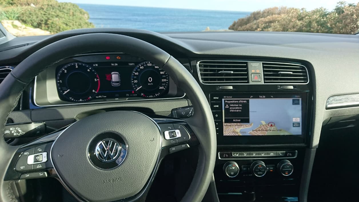 Le nouvel écran tactile Discover Pro se montre réactif et agréable à utiliser. En revanche, nous avons été déçus par la commande par geste, pas réellement efficace et sans réel bénéfice par rapport aux commandes au volant.