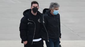 Lionel Messi à l'aéroport avec son père Jorge