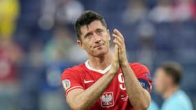 La déception de l'attaquant polonais Robert Lewandowski, après la défaite (3-2) face à la Suède, lors de la 3e journée du groupe E, le 23 juin 2021 à Saint-Petersbourg, synonyme d'élimination à l'Euro 2020