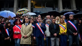 Le maire de Grenoble, Eric Piolle (c) et des élus rassemblés lors d'un hommage à l'employé municipal Lilian Dejean, le 9 septembre 2024 à Grenoble