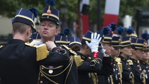 Les étudiants de l'Ecole des officiers de la Gendarmerie nationale se préparent au défilé militaire, le 14 juillet 2015 sur les Champs-Elysées