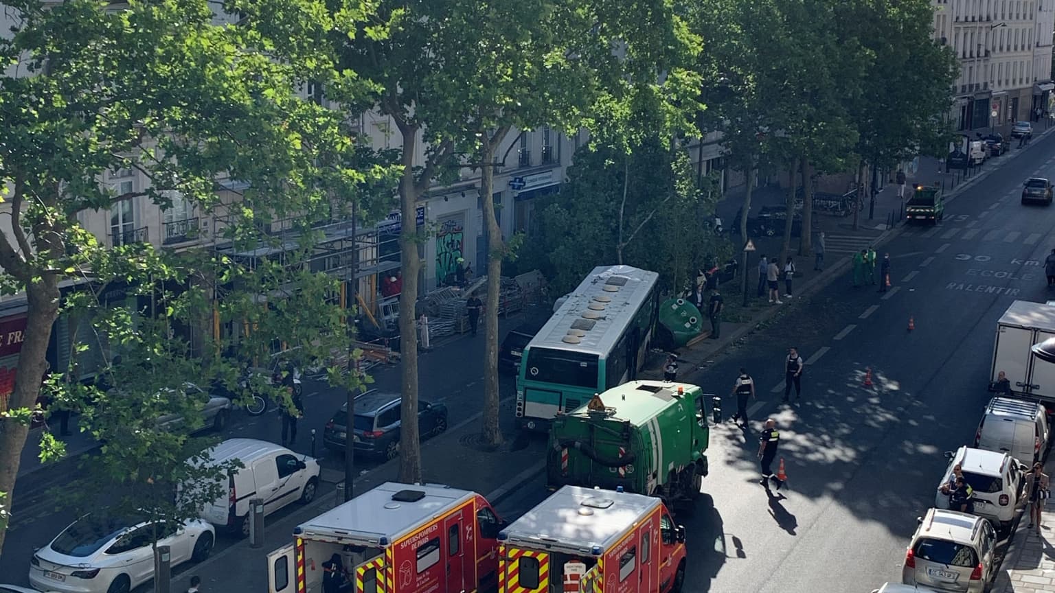 Un bus de la RATP a fait une sortie de route. Un bus de la RATP a fait une sortie de route.