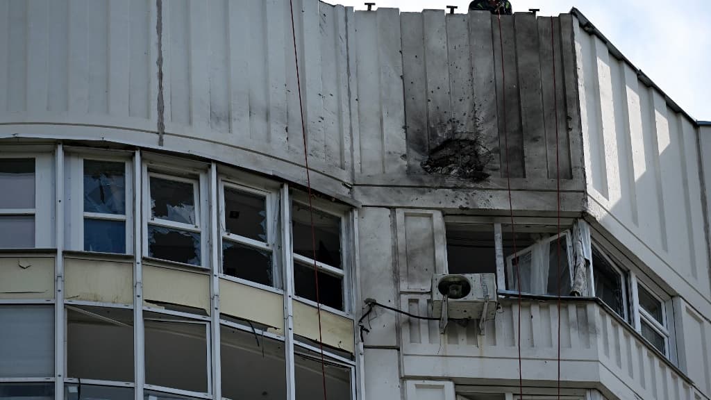 Les légers dégâts provoqués par un drone sur un bâtiment moscovite, le 30 mai 2023