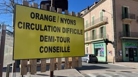 Panneau signalétique déconseillant de prendre la route qui mène à Rosans.